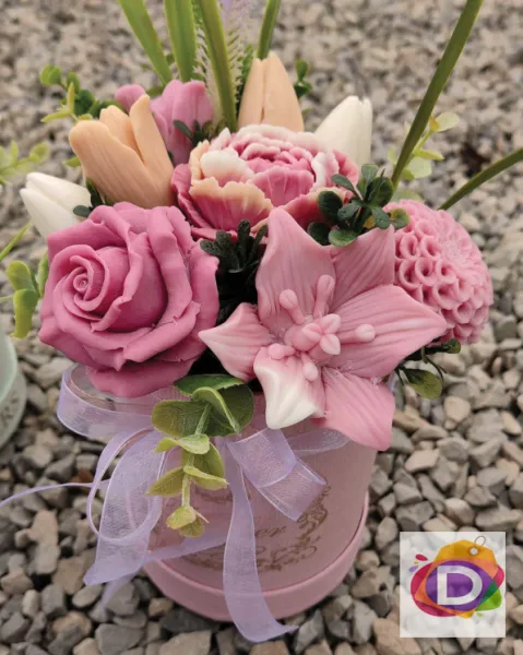 Аранжировка с ароматни сапунени цветя в розово
