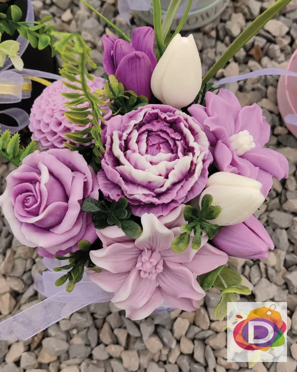 Аранжировка с ароматни сапунени цветя лилаво и бяло