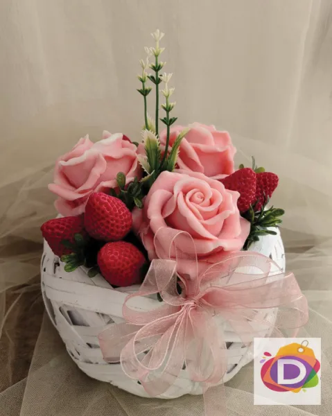 Аранжировка със сапунени рози Сахар и ягоди 1