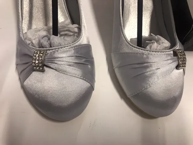 Елегантни сатенени сребристи дамски обувки 2