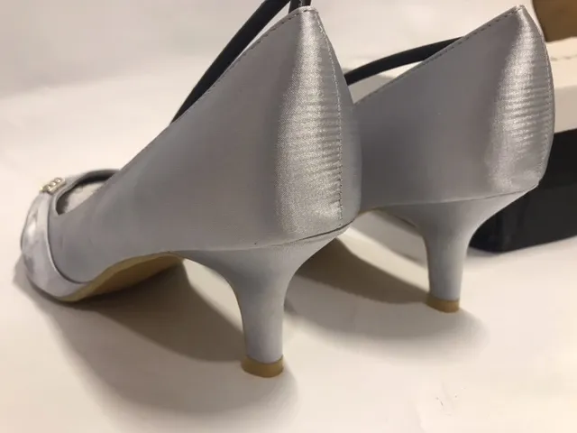 Елегантни сатенени сребристи дамски обувки 3