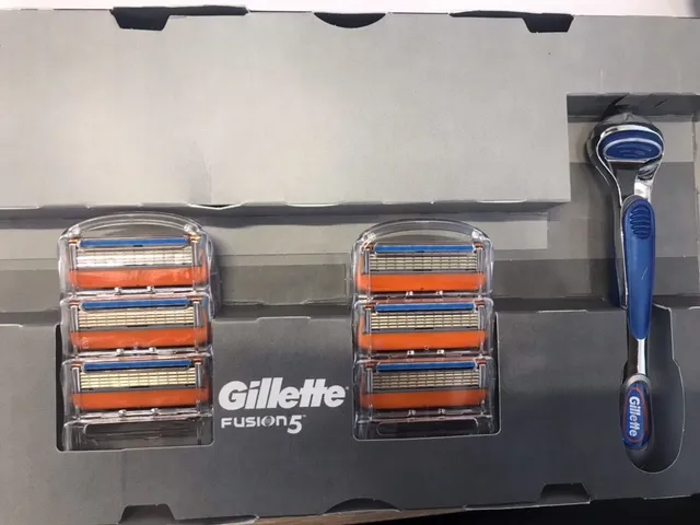 Комплект самобръсначките Gillette Fusion5 + 6 ножчета 3