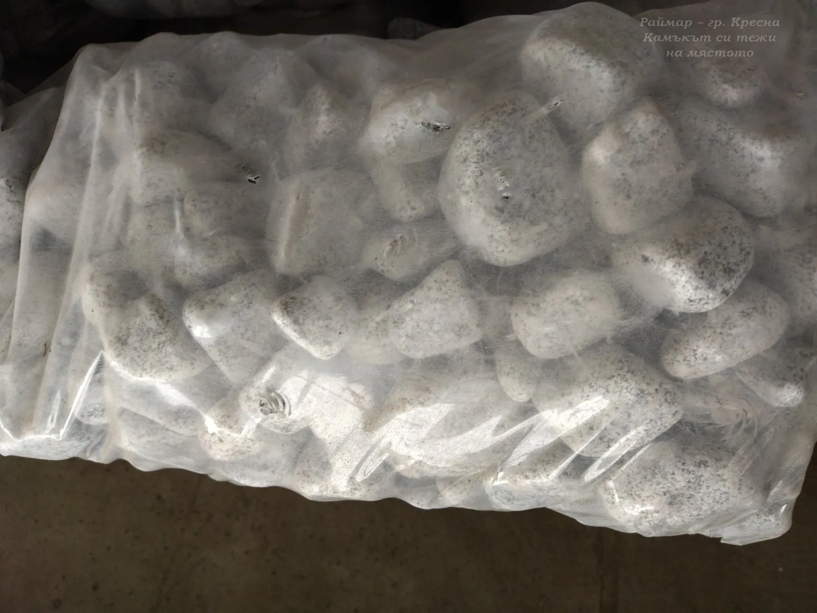 Гранитни овални камъчета в чувал (25кг) 12