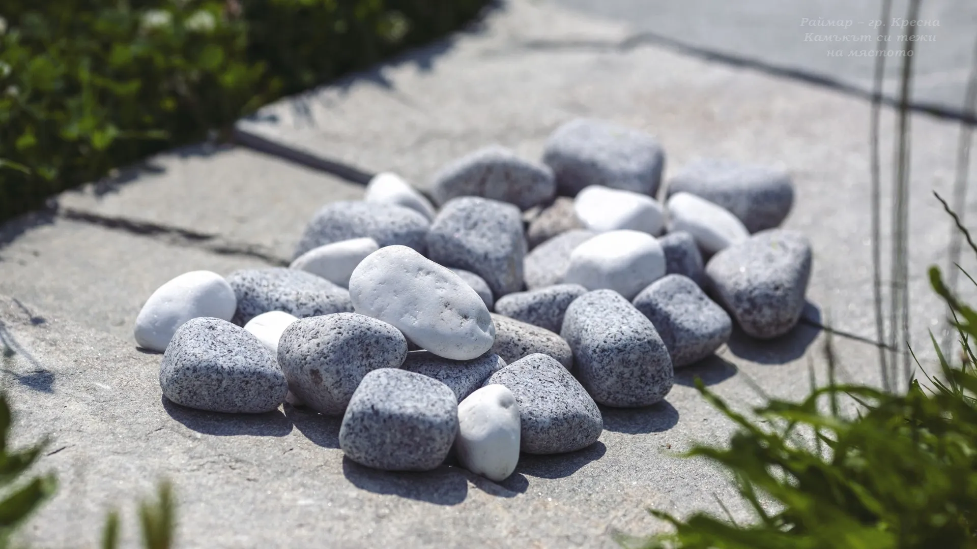 Гранитни овални камъчета в чувал (25кг) 15