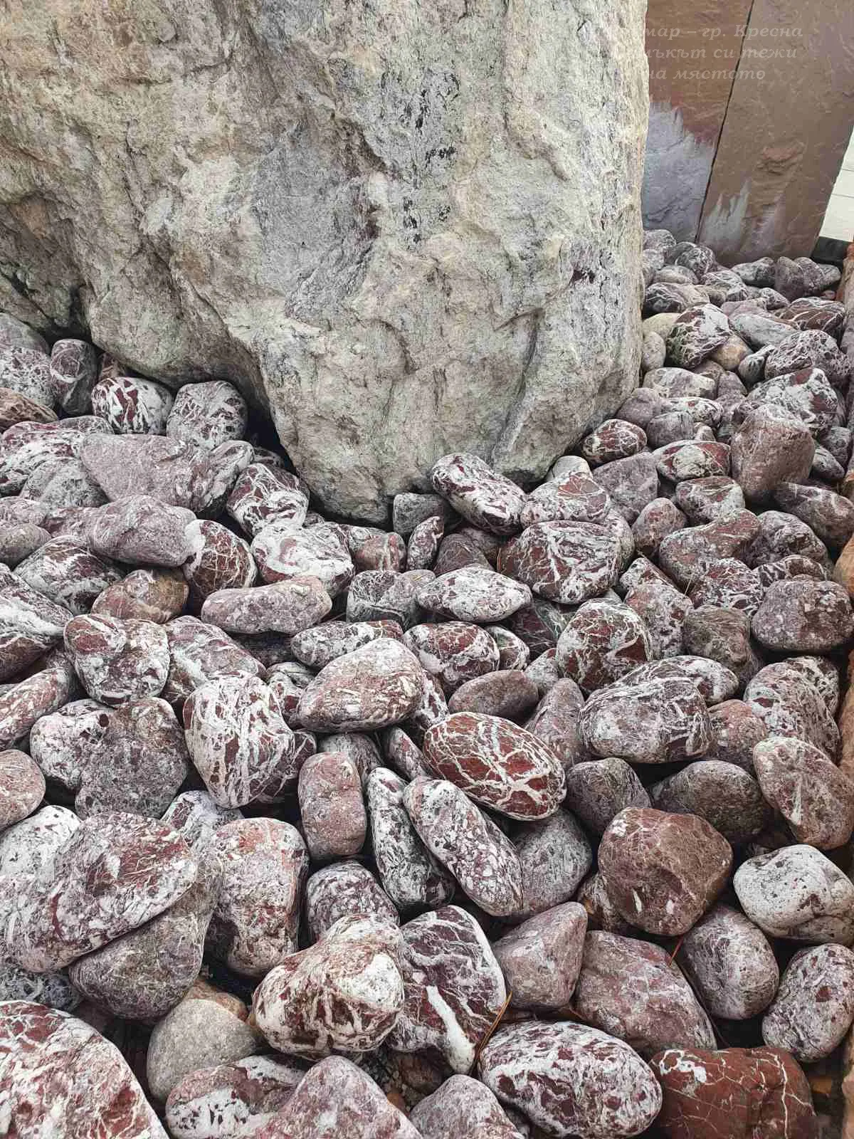 Червени декоративни камъни на тон в голям чувал (бигбег) 4