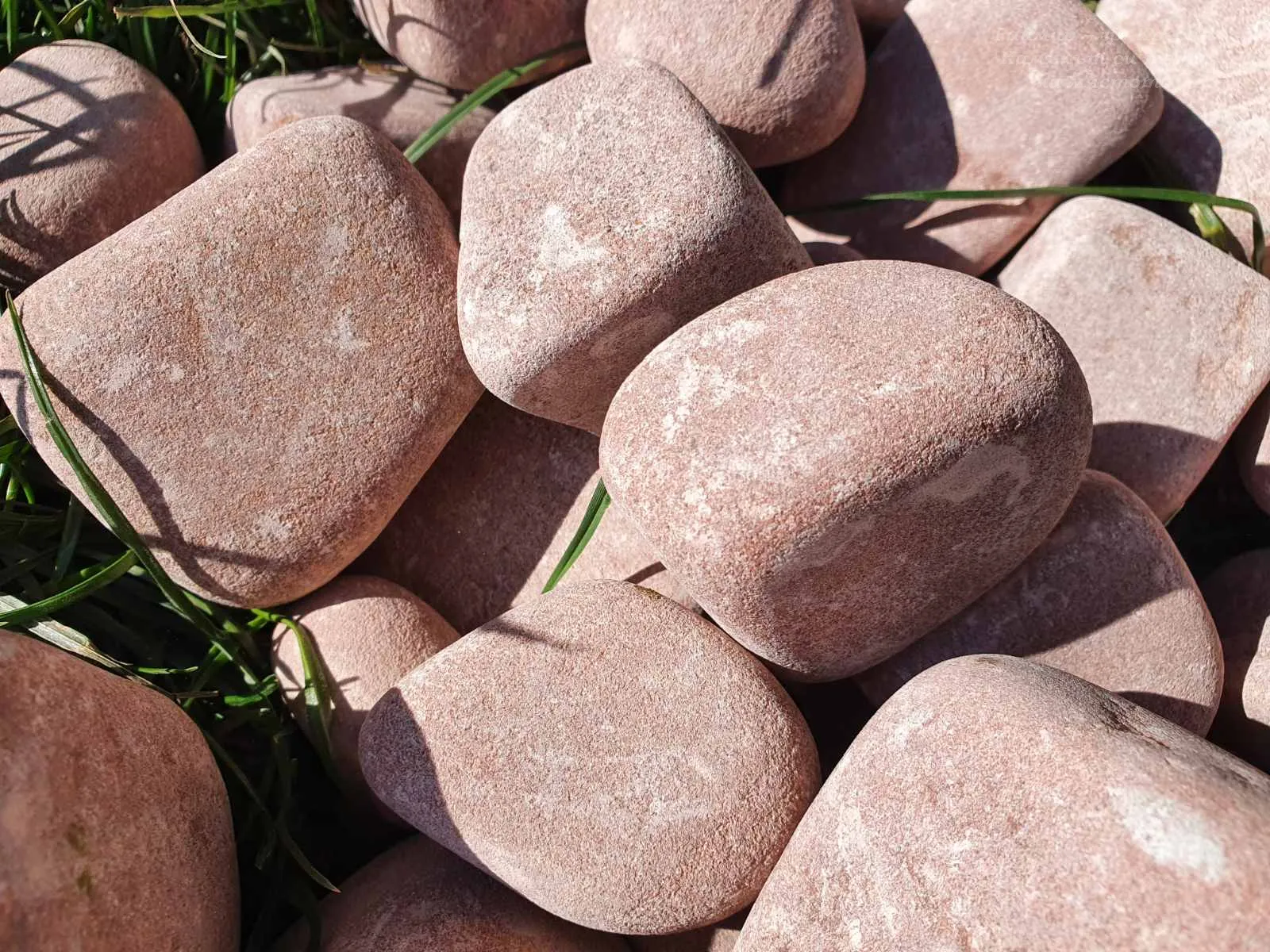 Розови обли камъчета на тон в голям чувал (бигбег) 5