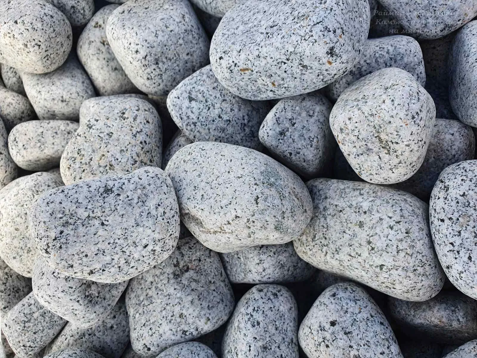 Гранитни овални камъчета в чувал (25кг) 1