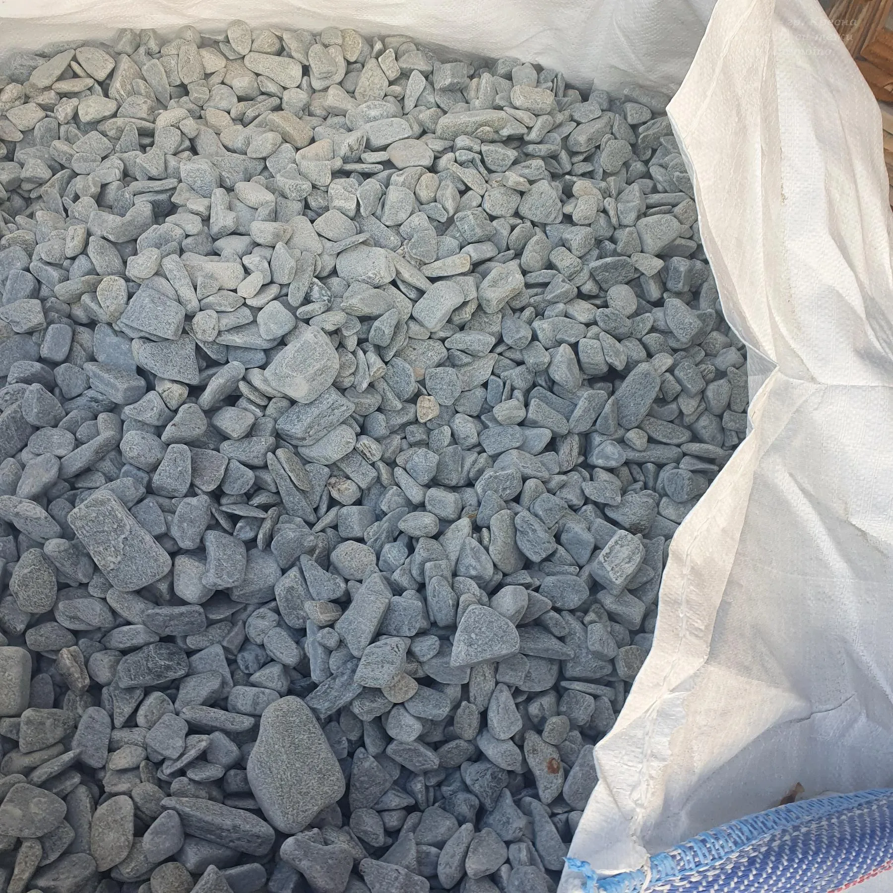 Сиво-сини декоративни камъни от гнайс на тон в голям чувал (бигбег) 3