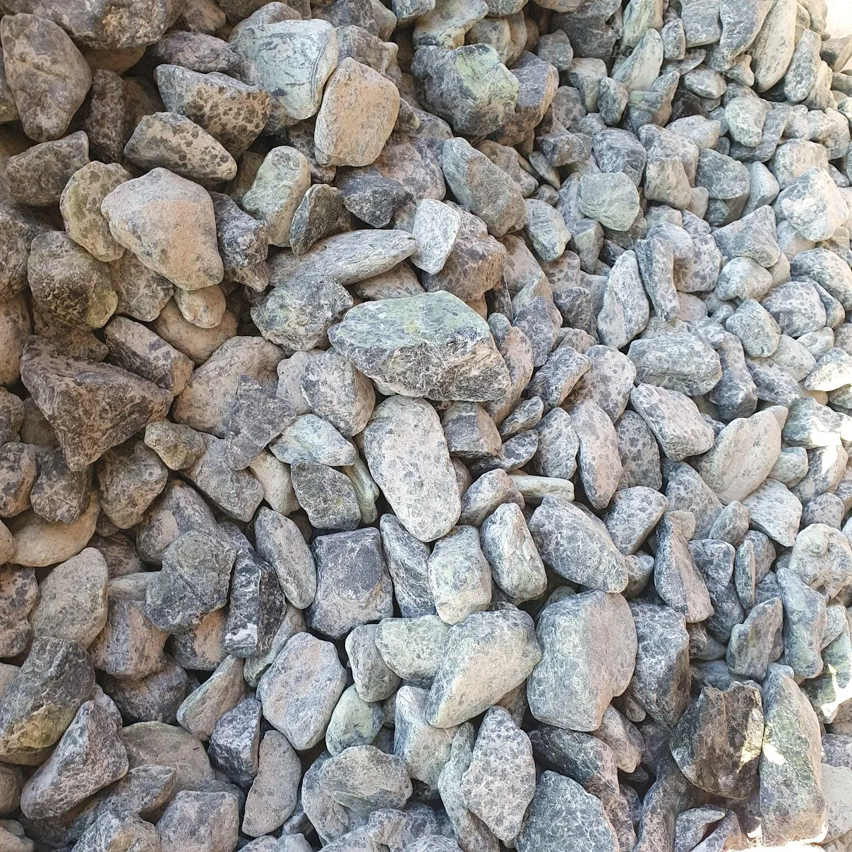 Зелени декоративни камъни на тон в голям чувал (бигбег) 15