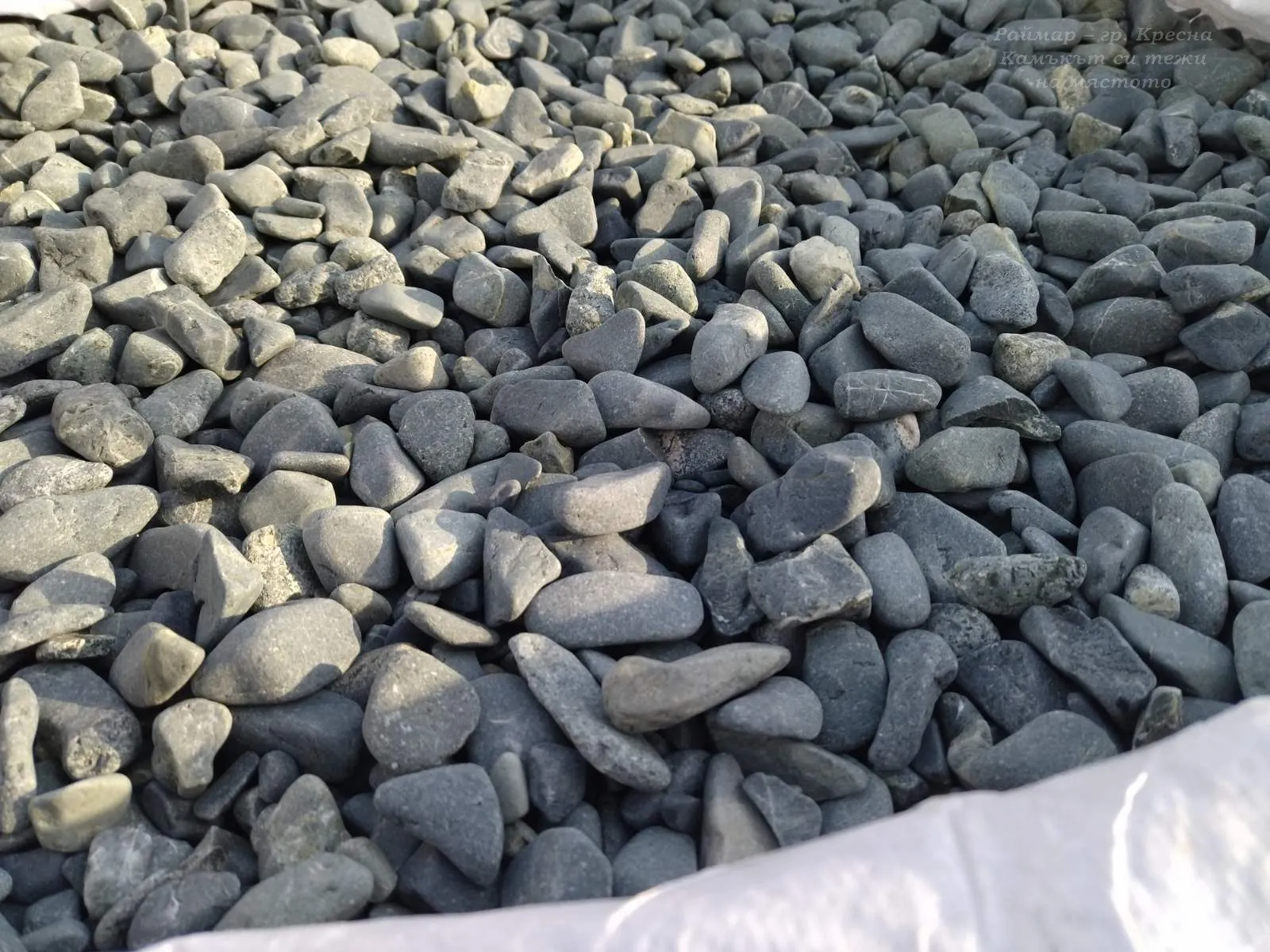 Черни (тъмно-сиви) декоративни камъни на тон в голям чувал (бигбег) 7