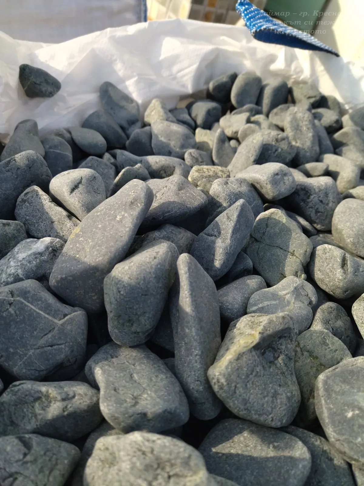 Черни (тъмно-сиви) декоративни камъни на тон в голям чувал (бигбег) 9