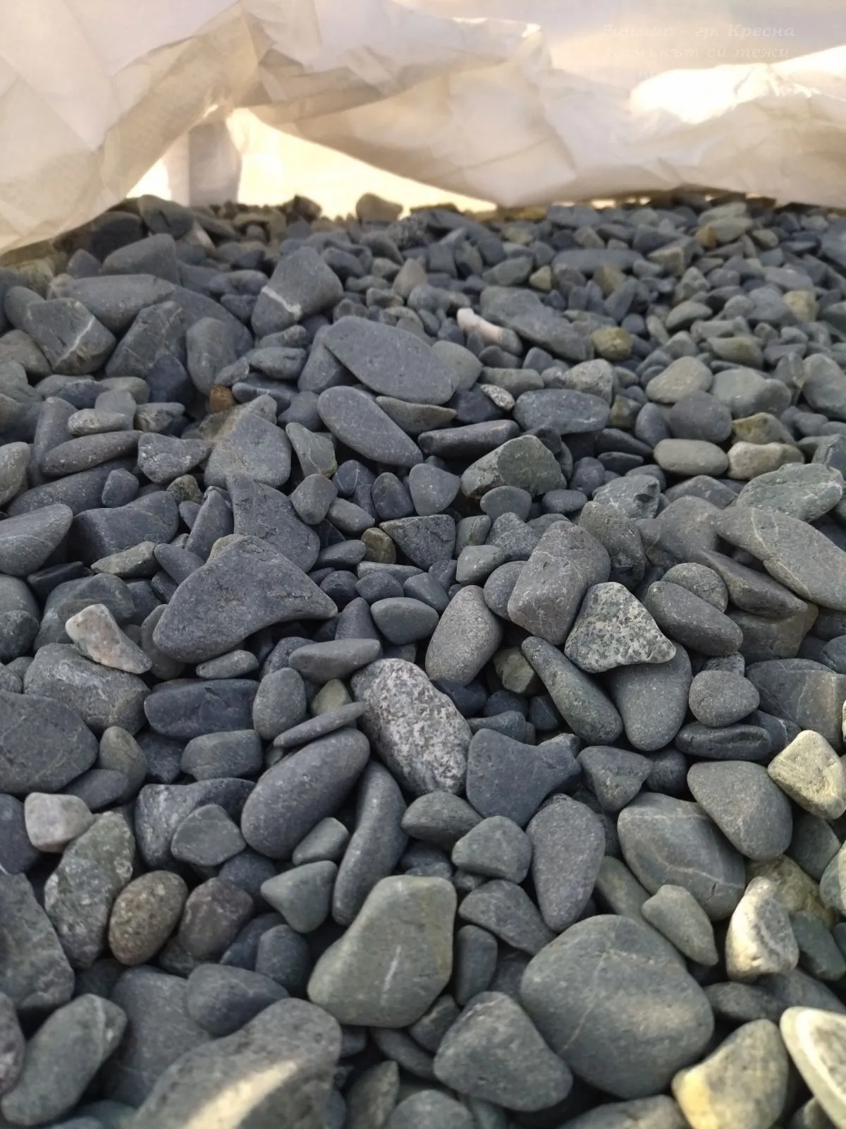 Черни (тъмно-сиви) декоративни камъни на тон в голям чувал (бигбег) 10