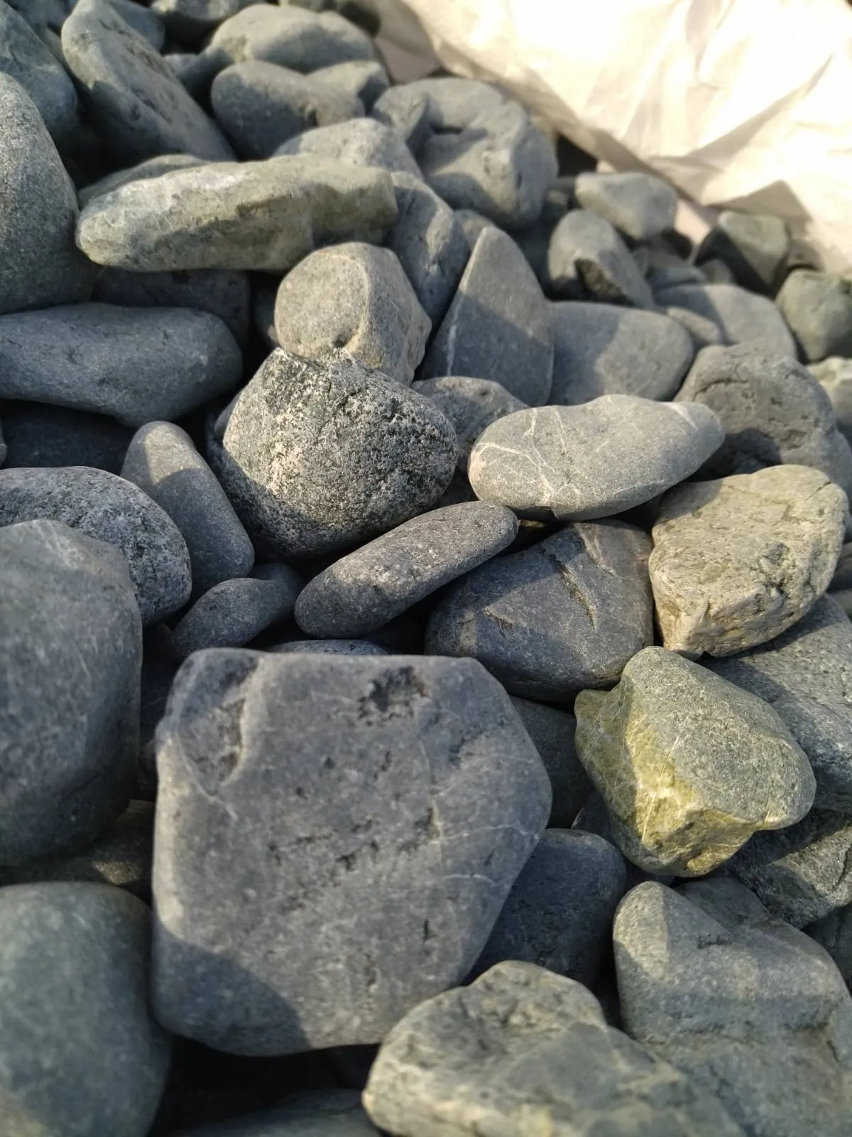 Черни (тъмно-сиви) декоративни камъни на тон в голям чувал (бигбег) 12