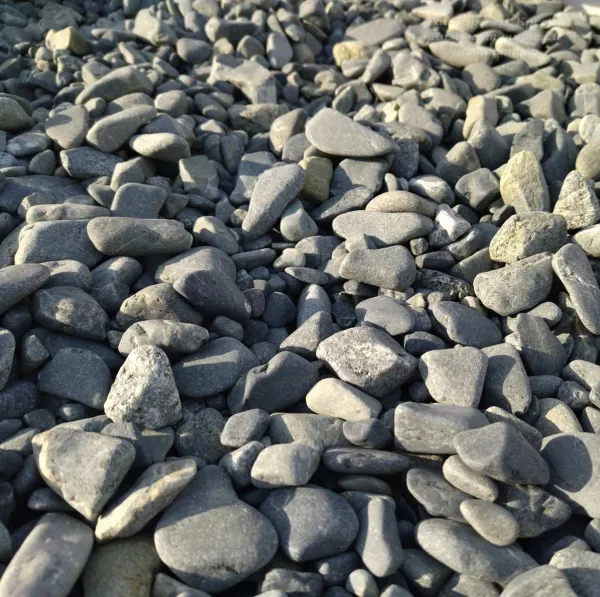 Черни (тъмно-сиви) декоративни камъни на тон в голям чувал (бигбег) 1