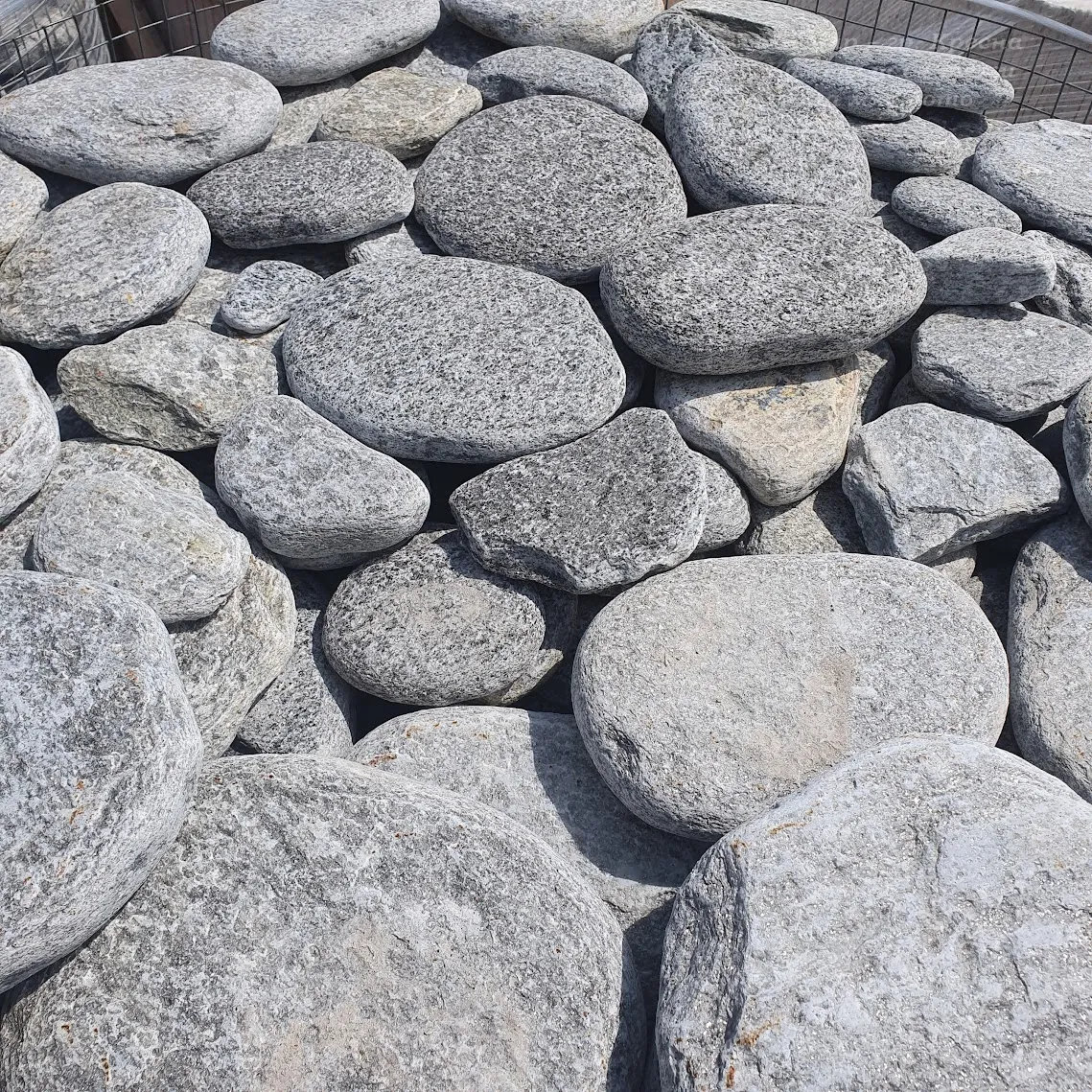 Речен камък – плоски опесъчени плочи от гнайс 35