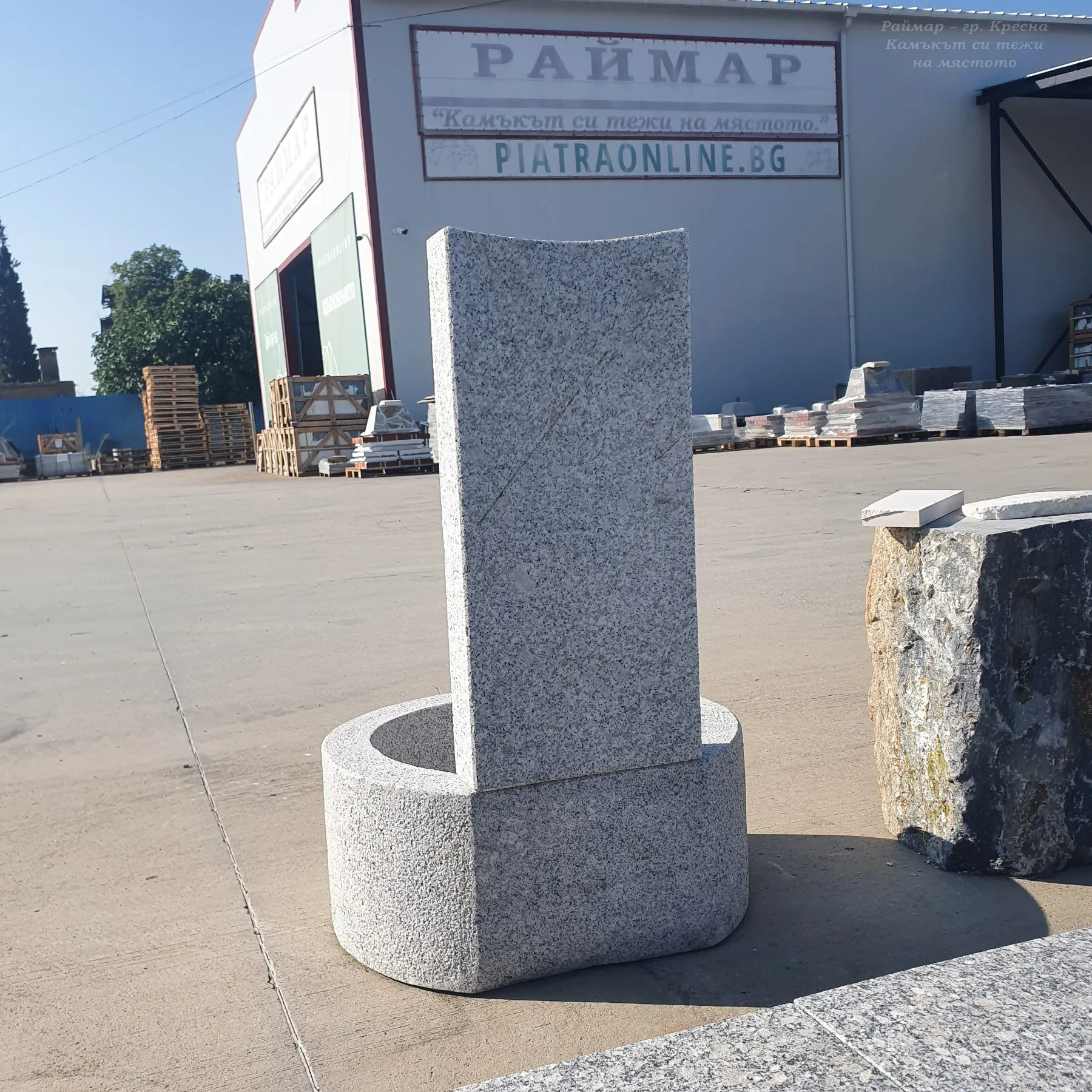 Free-standing granite water fountain Rock Star 4