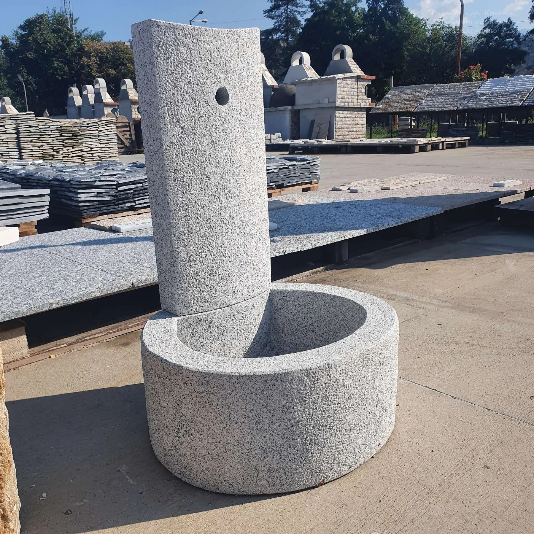 Free-standing granite water fountain Rock Star 1