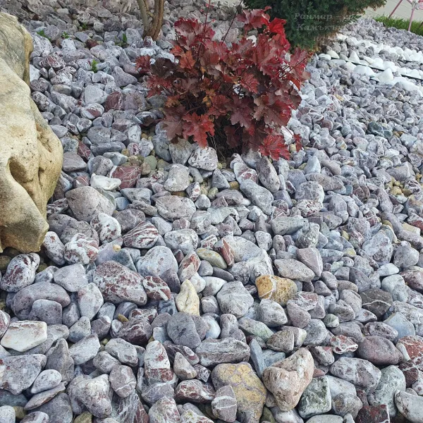 Red marble pebbles per tonne in a big bag 1